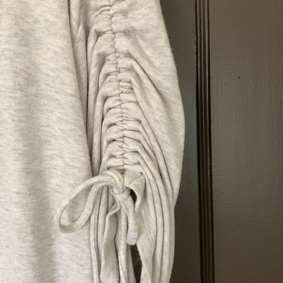 Women’s gap tee with ruched arms size medium - Picture 3 of 4